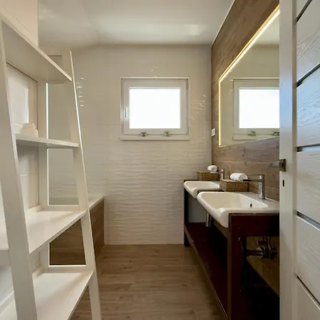 Priestranny S Velkorysym Vyhladom