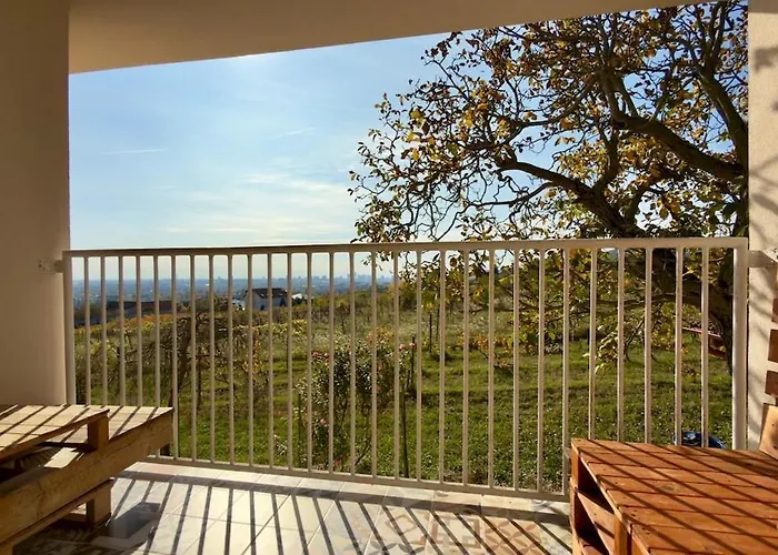 Priestranny S Velkorysym Vyhladom *